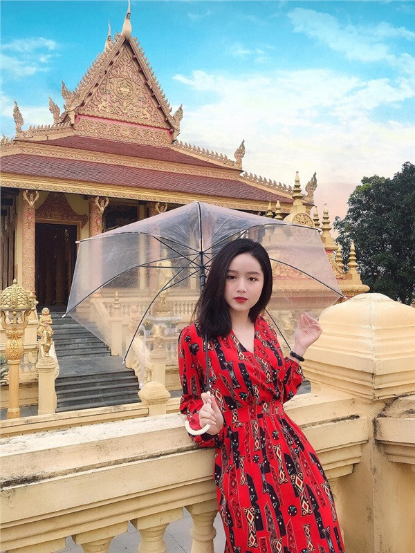 Cô gái như một nàng thơ lạc vào xứ sở chùa Vàng.