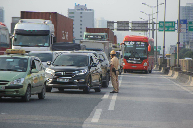 Sáng nay giao thông đoạn qua hiện trường tai nạn ùn tắc.