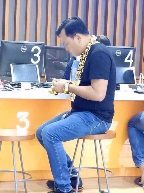 Bên cạnh vòng cổ người đàn ông còn đeo nhẫn và lắc tay "khủng".