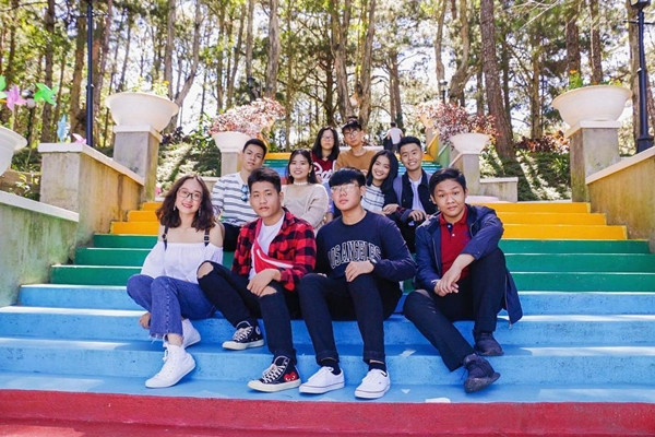 Hay cũng có thể cùng lũ bạn thân đến Dinh 1 để thả nụ cười tại cầu thang màu sắc. (Ảnh: _lpn_) Hay cũng có thể cùng lũ bạn thân đến Dinh 1 để thả nụ cười tại cầu thang màu sắc. (Ảnh: _lpn_)