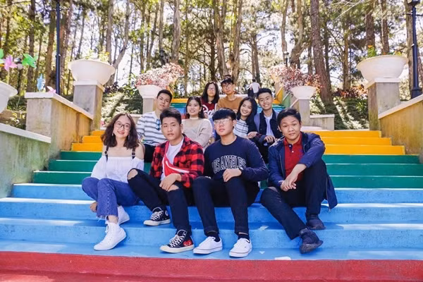 Hay cũng có thể cùng lũ bạn thân đến Dinh 1 để thả nụ cười tại cầu thang màu sắc. (Ảnh: _lpn_)