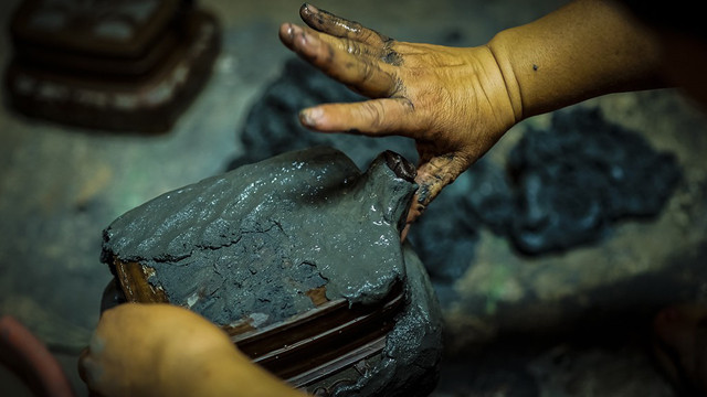 Bít đất hai lớp, lớp trong cùng đòi hỏi lớp đất mịn để trám vào các vị trí nhỏ