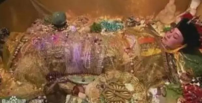 Dường như Thái hậu vẫn hồng hào như lúc còn sống.