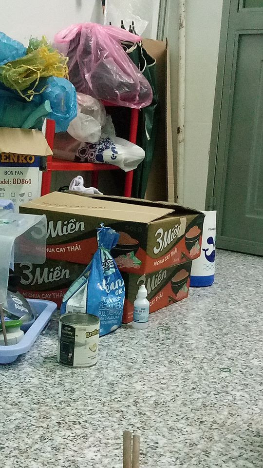 Ngoài bức ảnh trên, sinh viên Sài Gòn cũng khoe ảnh chuẩn bị lương thực là mì tôm và gạo ngày mưa bão. Ngoài bức ảnh trên, sinh viên Sài Gòn cũng khoe ảnh chuẩn bị lương thực là mì tôm và gạo ngày mưa bão.