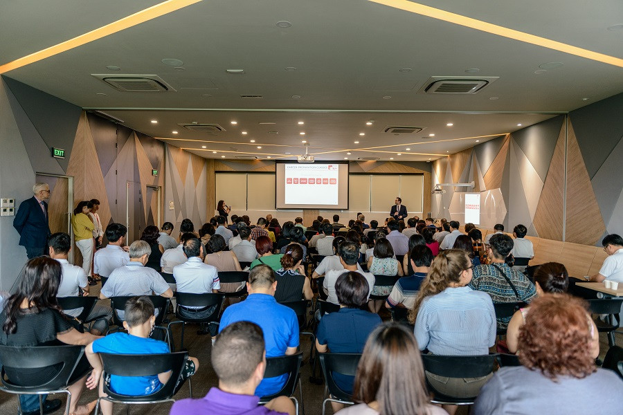 Các bạn sinh viên còn rèn luyện tư duy phản biện, kỹ năng phân tích và nhiều kỹ năng quan trọng khác.