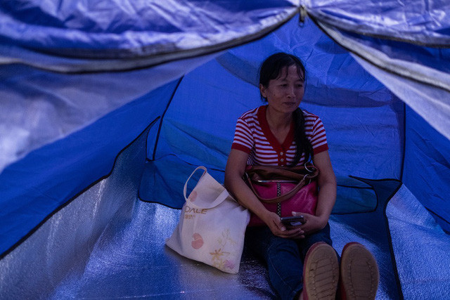 Bà Ding Hongyan, một nông dân, đã bỏ công việc lên hỗ trợ con mình làm quen với môi trường mới