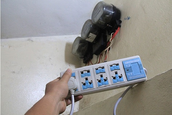 Hầu hết các phòng trọ đều có đồng hồ đếm số điện. Nhưng ít khi các bạn lên xem, số điện hàng tháng phần lớn do chủ nhà báo.