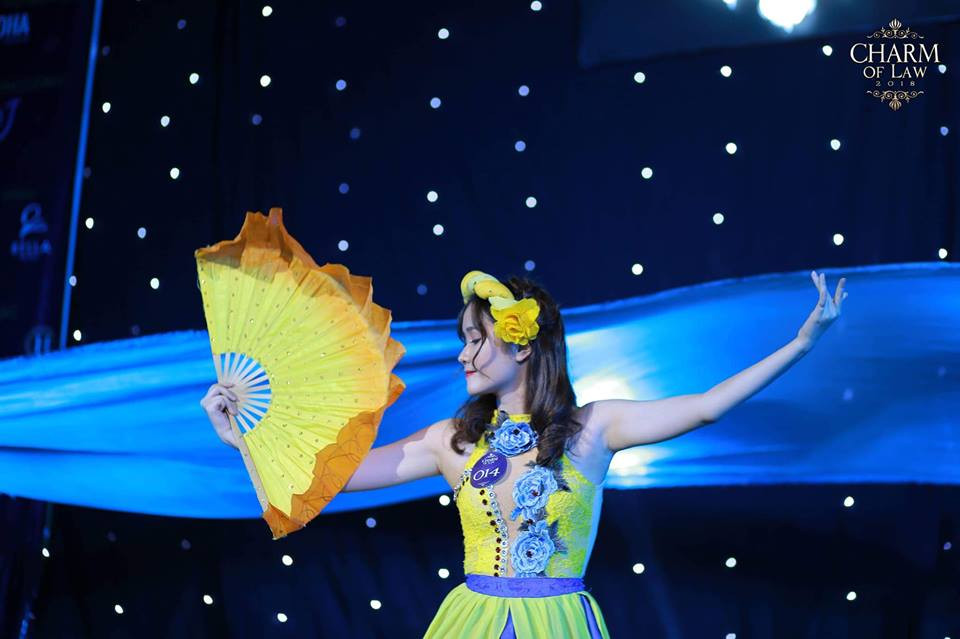 Tiết mục múa dân gian trên nền ca khúc “Chiều thu bên sông&quot; của thí sinh Hoàng Mai Linh.