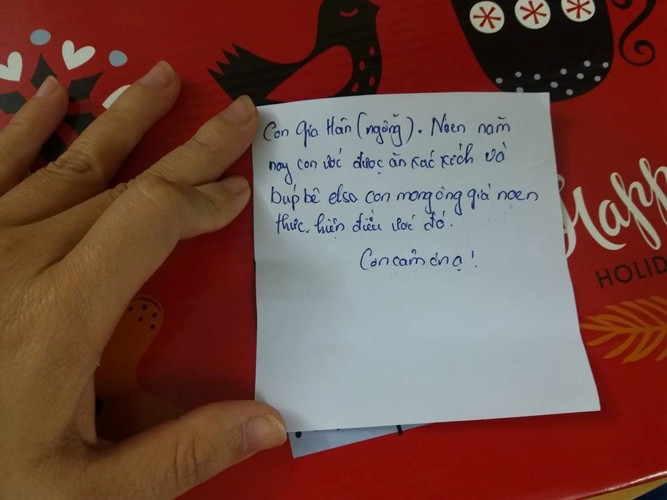 Bức thư của bé Gia Hân, tên ở nhà là Ngỗng, mới học mẫu giáo thôi. Bé chưa biết viết, nhưng cô giáo nói có thể nhờ bố mẹ viết thư để gửi đến ông già Noel. Đây là bức thư mẹ viết hộ bé và mẹ cũng biết con thích quà gì rồi đấy.