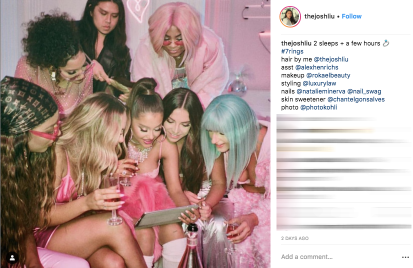 Các cô nàng cùng đeo nhẫn tình bạn với Ariana.