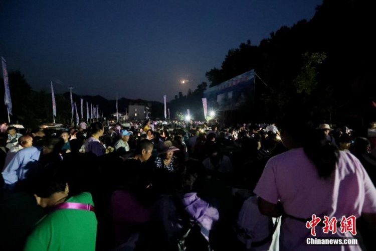 Do lượng khách quá tải, những đầu bếp quyết định kéo dài thời gian tổ chức đại tiệc.