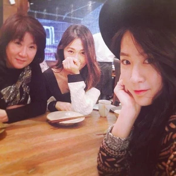 Soyu (Sistar) đã may mắn được thừa gưởng khuôn mặt trái xoan, sống mũi cao vút và đôi môi nhỏ xinh từ mẹ mình. Cứ nhìn mẹ Soyu là biết khi Soyu về già vẫn xinh lắm đây.