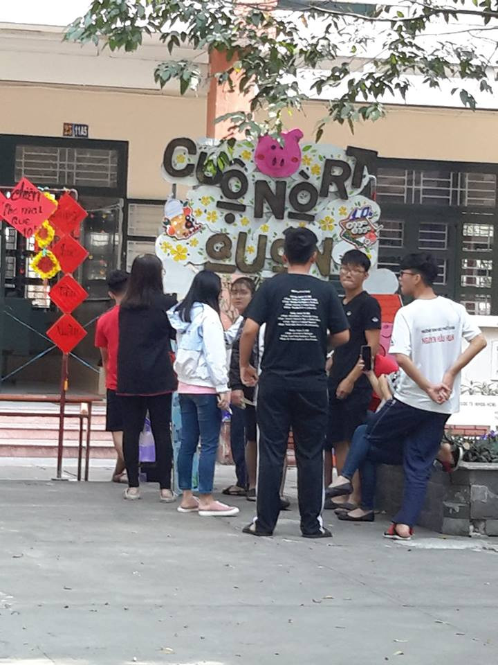 Chủ gian hàng chắc hẳn là fan trung thành của The Coffee House