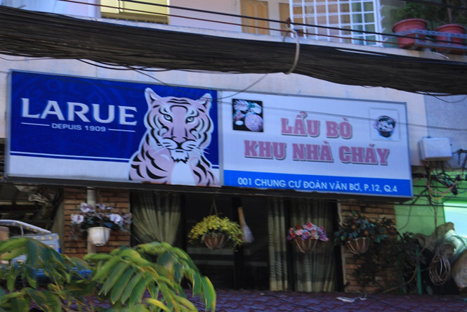 Tấm biển hiệu cũ kỹ được treo trên cao khá khó thấy, nhưng quán lẩu này vẫn là nơi được nhiều thực khách ưa chuộng. ẢNH: LƯU TRÂN.