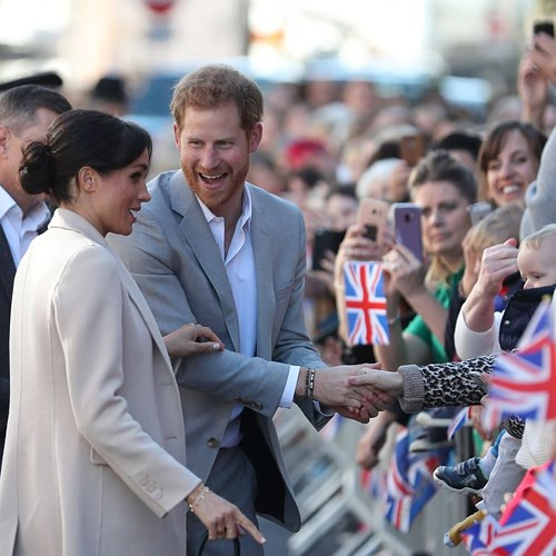 Người dân chào đón cặp đôi Hoàng gia bằng những tiếng reo hò cùng những lá cờ Anh rực rỡ.