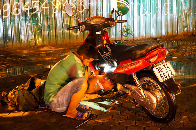 Nhiều xe chết máy do ngập nước.