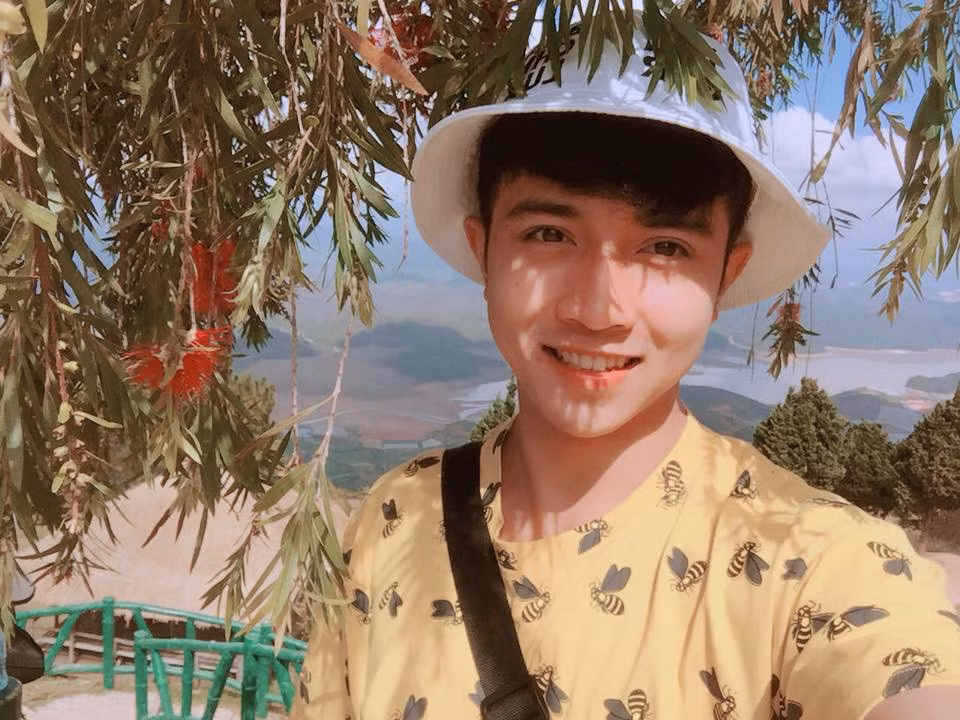Cười cũng đáng yêu quá đi mất.