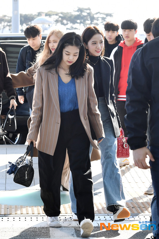 Jennie có phong cách thời trang cá tính và khỏe khắn, luôn ưu ái những item rộng rãi, tạo sự thoải mái tối đa cho chuyến bay.