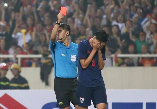 Ngôi sao Supachai Jaided bị trọng tài rút thẻ đỏ đuổi khỏi sân vì đấm vào mặt Đình Trọng.