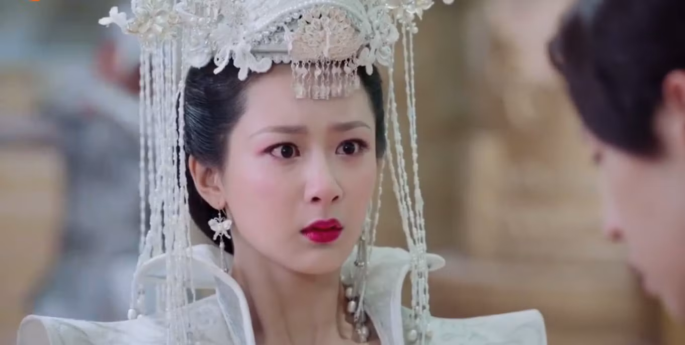 Cẩm Mịch tàn nhẫn đâm ngay nội đan tinh nguyên của Húc Phượng.