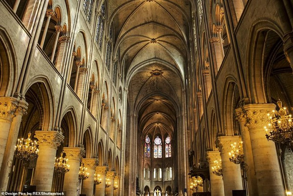 Cảnh tượng bên trong nhà thờ trước khi vụ cháy lớn xảy.