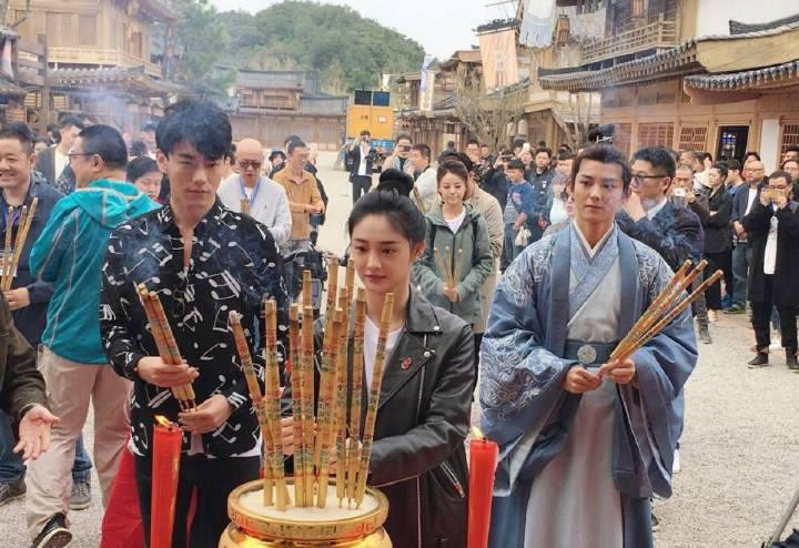 Kyulkyung và các diễn viên trong buổi khai máy phim