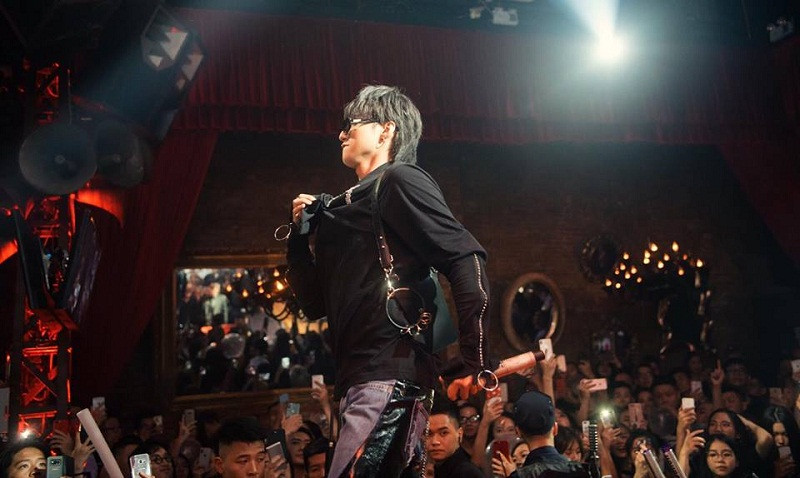 Thay đổi nhiều màu tóc: trắng, xanh, đỏ, xám…đã màu nào mà Tùng chưa từng thử qua.