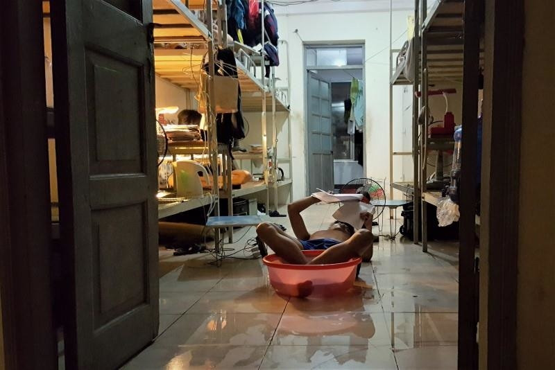 Chỉ có ở chung với nước mới làm anh thoải mái ôn bài.