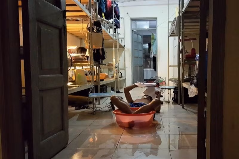 Chỉ có ở chung với nước mới làm anh thoải mái ôn bài.