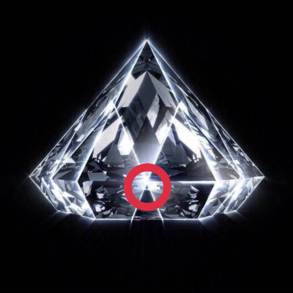 Còn nữa, bạn có nhìn thấy một bóng người bé xíu ở khu vực tâm điểm viên kim cương này không?