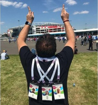 Anh Martinez với 4 tấm thẻ FanID trên người.