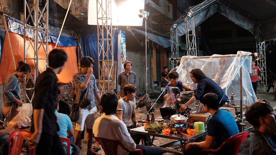 Một cảnh quay trong “Hãy thức tỉnh và sẵn sàng” – Đoàn làm phim phải dùng áo mưa che chắn để bảo vệ máy quay