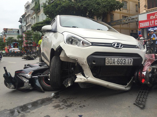 Chiếc xe Honda SH nằm dưới gầm xe ô tô "điên".