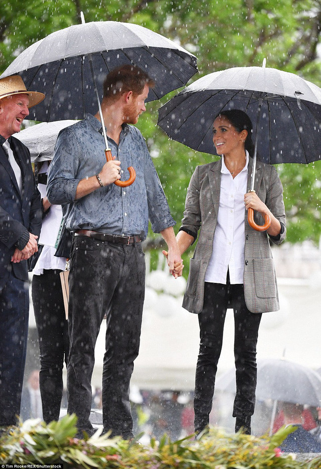Meghan Markle và chồng khiến fans rất ngưỡng mộ vì sự lãng mạn và ngọt ngào.