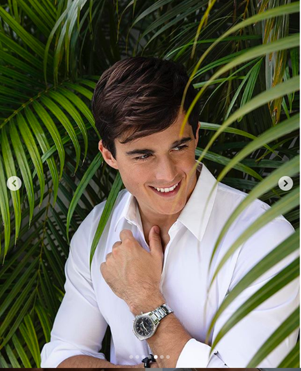 Những khoảnh khắc đời thường của thầy giáo Pietro cũng khiến phái nữ mê mẩn vì quá quyến rũ.