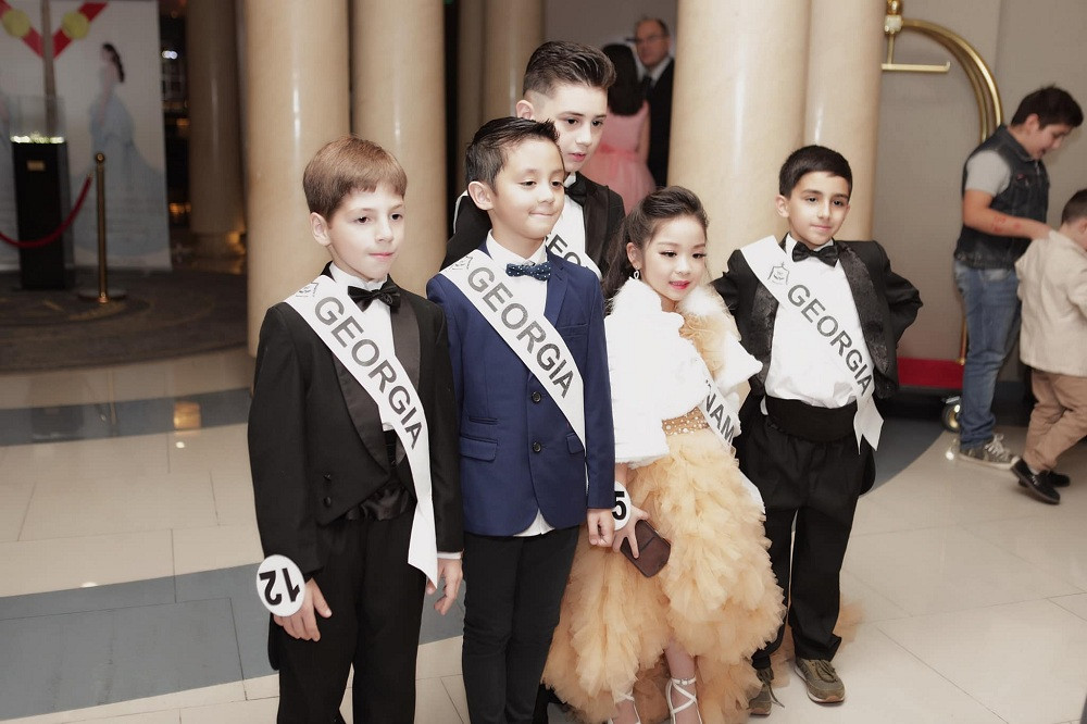 Lam và một số thí sinh khác tại Little Mr &amp; Ms Eurasia 2018.