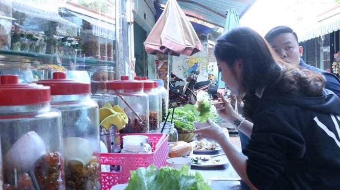 Không gian quán sạch sẽ và thoáng mát nhưng hơi hẹp nên chỉ gồm vài bộ bàn ghế, lúc khách đông thì bàn ghế được xếp thêm qua nhà hàng xóm.