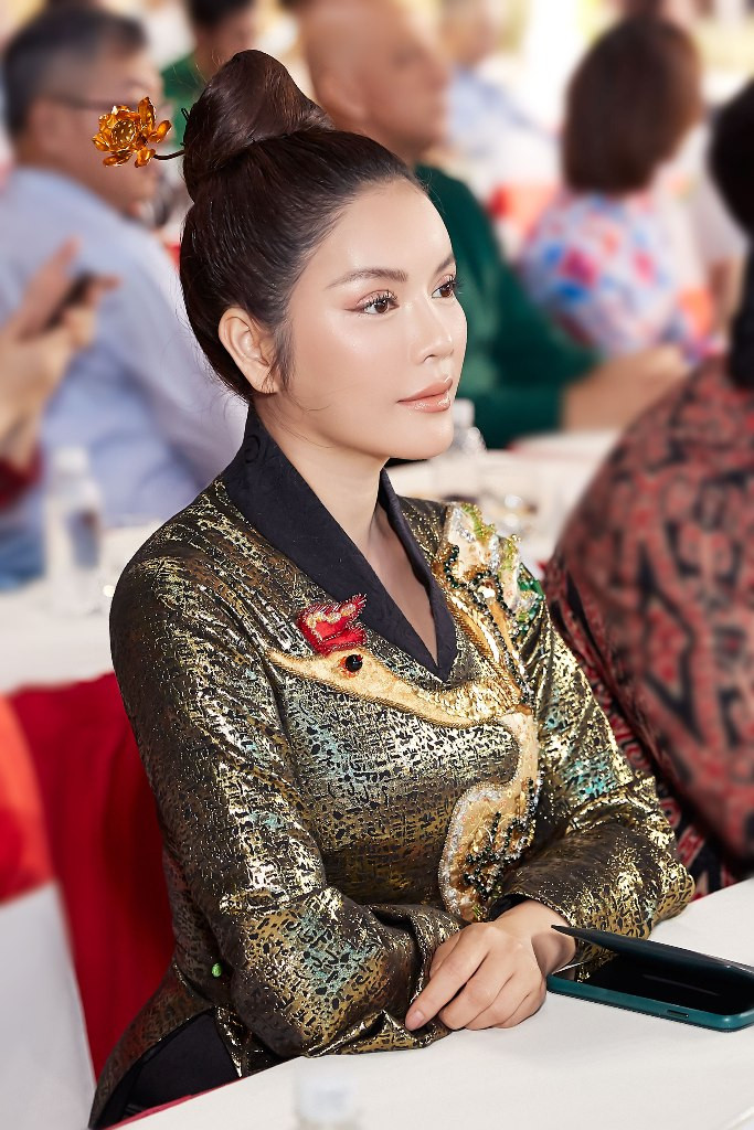 Lý Nhã Kỳ khéo léo chọn trang sức kim cương và trâm cài đầu Sen vàng để tôn lên vẻ quyền quý, đài các.