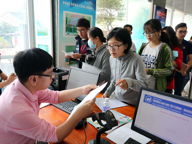 Thí sinh làm thủ tục nhập học tại Trường ĐH Tài chính - Marketing. Ảnh: NGỌC DƯƠNG.