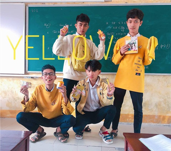 Sự kết hợp đơn giản giữa ốp điện thoại, lon nước, tờ tiền 10 ngàn... sẽ cho ra tông vàng rực rỡ. (Ảnh: T.Thái)