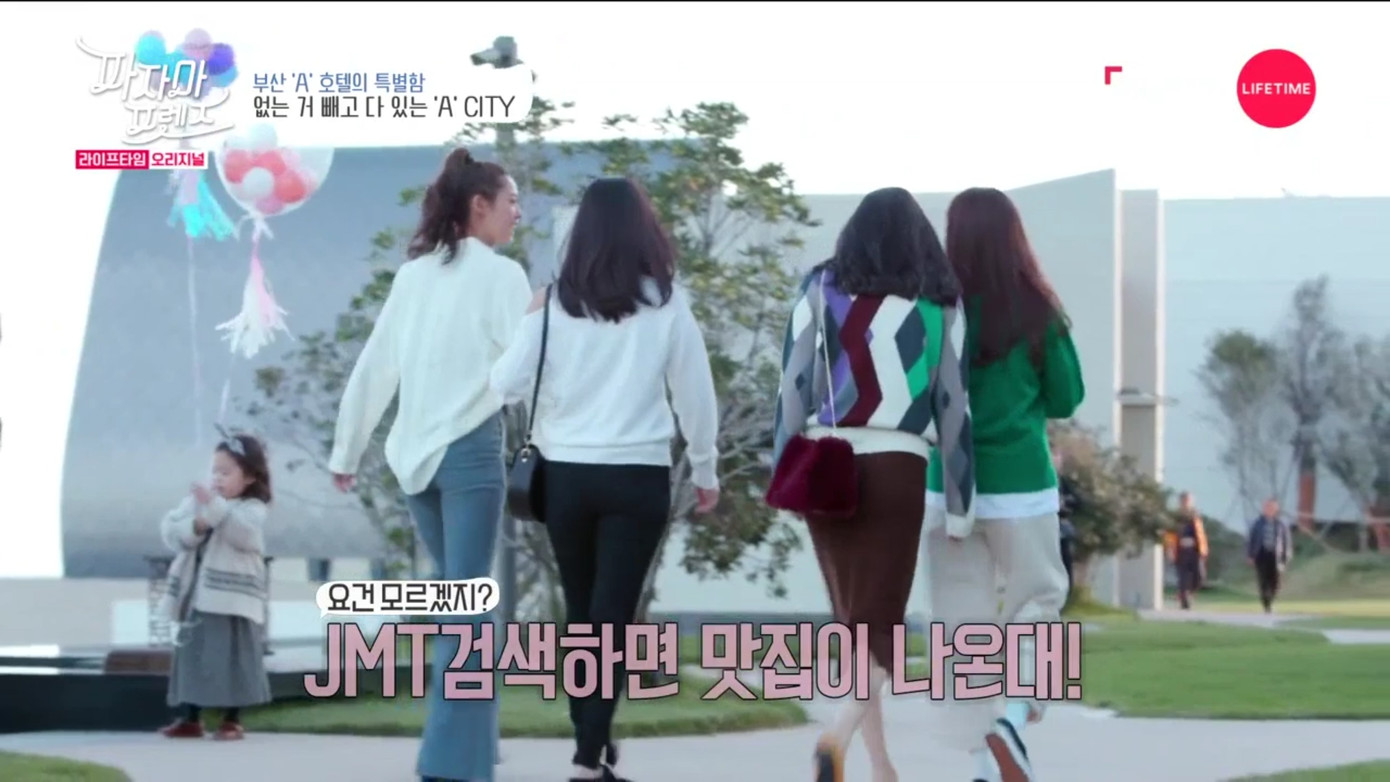 Xem hai cô nàng áo trắng tình cảm chưa kìa!