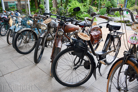 “Ngày hội xe cổ Sài Gòn” còn diễn ra hoạt động mua bán, trao đổi các loại xe cổ và những mặt hàng lưu niệm từ các CLB xe cổ. Theo BTC, số tiền thu được từ hoạt động trao đổi mua bán tại Phố xe cổ sẽ được trích một phần cho chương trình cộng đồng, giúp đỡ các trẻ em nghèo có hoàn cảnh khó khăn. Chương trình diễn ra trong hai ngày 28, 29.7.