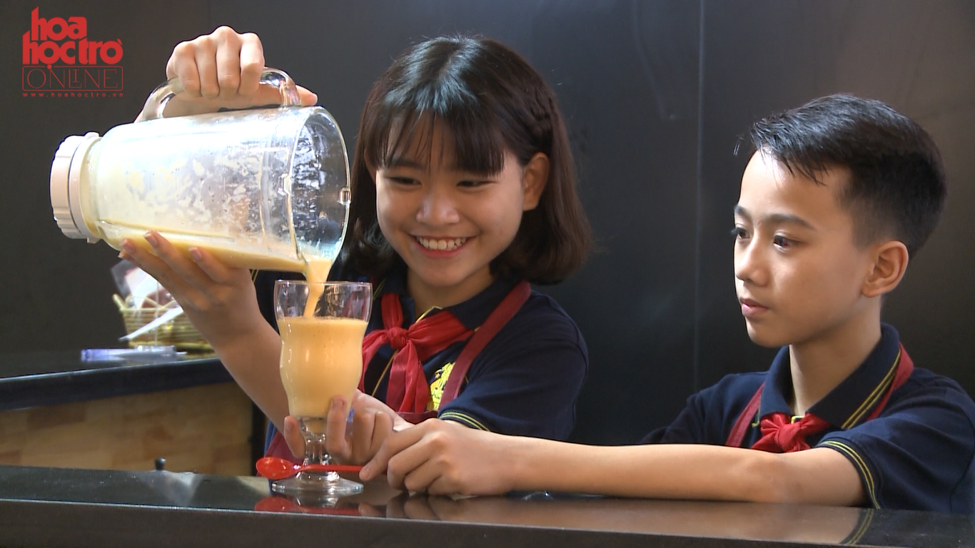 Tuệ Đức-ers có thể tham gia trải nghiệm kinh doanh và làm thêm tại quán cafe sách của trường.