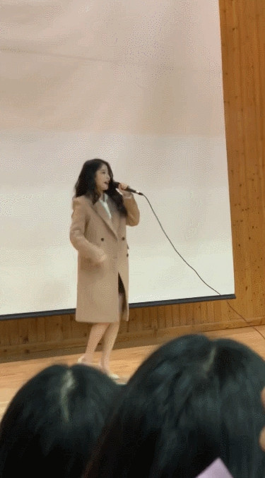 IU lên sân khấu hát tặng mọi người