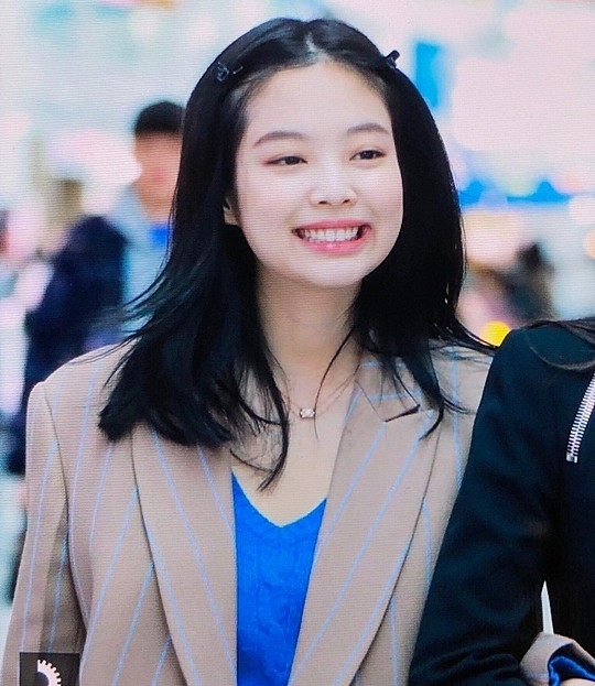 Biểu cảm xinh tươi vui vẻ của Jennie tại sân bay khiến fan nhìn cũng thấy 