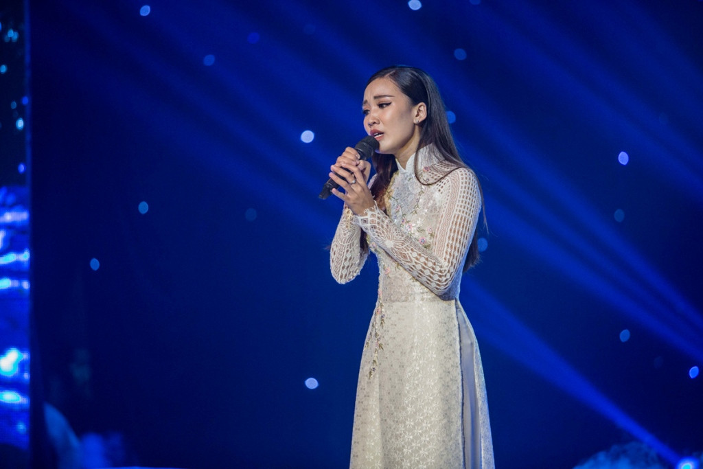 Giám khảo Mạnh Quỳnh: “Anh chứng kiến em qua từng đêm thi của chương trình, em đã phấn đấu không ngừng. Những ca từ ca khúc này lấy nước mắt khán giả vì rất cảm động. Tuy nhiên vì quá cảm xúc nên em hát còn bị “lạng lạng” 1 xíu. Em còn rất trẻ, cần phấn đấu nhiều hơn, nhất là khi đưa những câu vọng cổ vào ca khúc Bolero, đó là niềm tự hào của chúng ta khi gìn giữ những giá trị truyền thống”. Trong khi các nam giám khảo dành cho Tú Tri nhiều lời khen thì Phi Nhung không đồng tình việc Tú Tri đưa vọng cổ vào vì cho rằng như vậy không công bằng với các thí sinh khác. Số điểm của Tú Tri nhận được là 39,5.