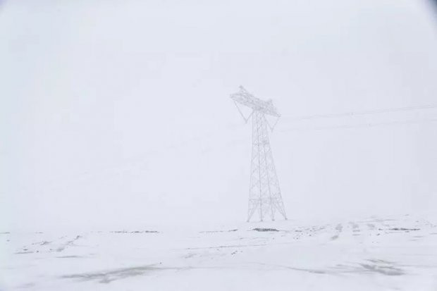 Theo người dân tại đây, tuyết bắt đầu rơi vào khoảng 2 giờ sáng ngày 14/7 và kéo dài tới 5 giờ sáng cùng ngày. Tuyết dày khoảng 10 mm.