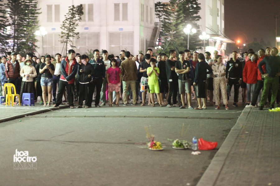 Rất đông người dân xung quanh đã tới hiện trường.