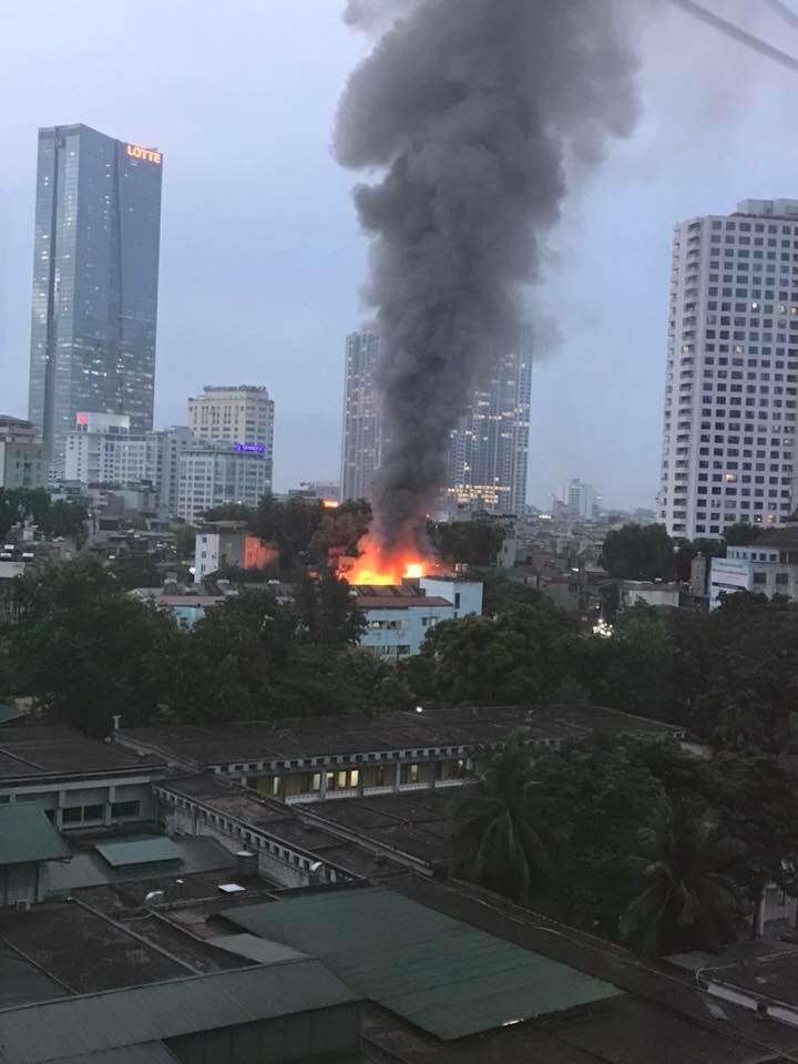 Từ xa, khói bốc cao ngùn ngụt.