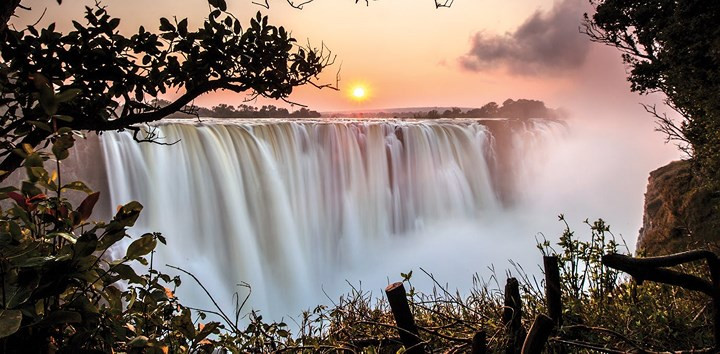Thác Victoria, Zambia và Zimbabwe. Nằm trên sông Zambezi, thác nước lớn nhất thế giới có thể nghe thấy từ cách xa 25 dặm. Bạn có thể khám phá di sản thế giới này bằng cách đi qua những cây cầu xung quanh và ở tại khách sạn hoặc cắm trại gần đó.
